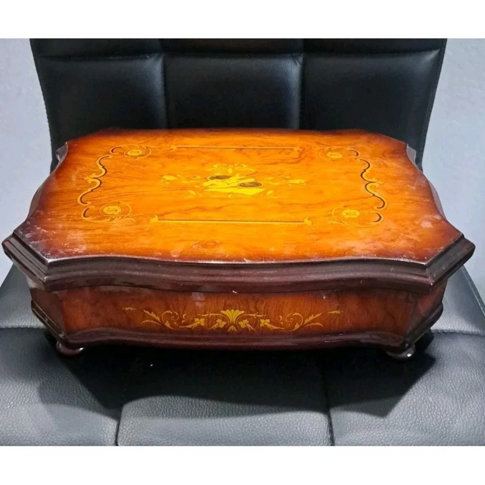 wooden jewelry‎ box with violin pictured on top
